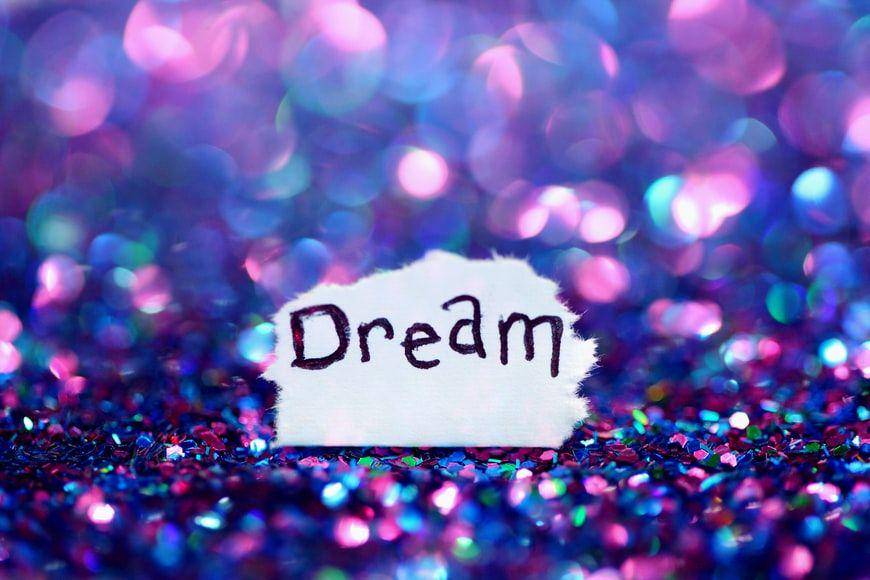 tulisan kata "dream" (unsplash.com/Sharon McCutcheon)