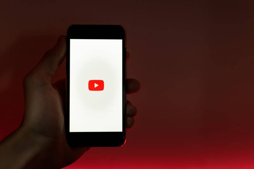 Ilustrasi menjelajahi YouTube (unsplash.com/Szabo Viktor)