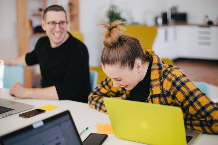 dua orang yang saling tertawa (unsplash.com/Jason Goodman)