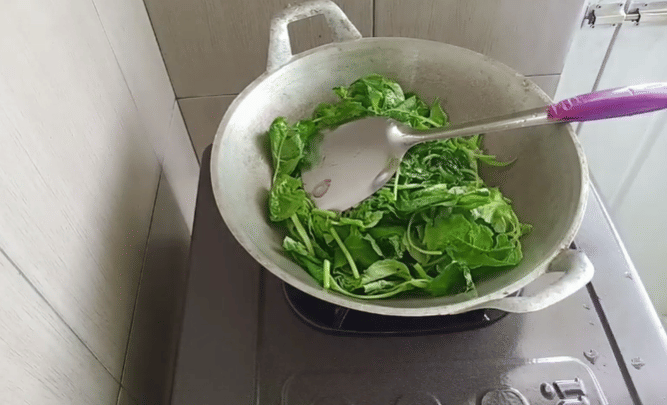 Ilustrasi memasak tumis bayam tempe pedas (youtube.com/riazi)