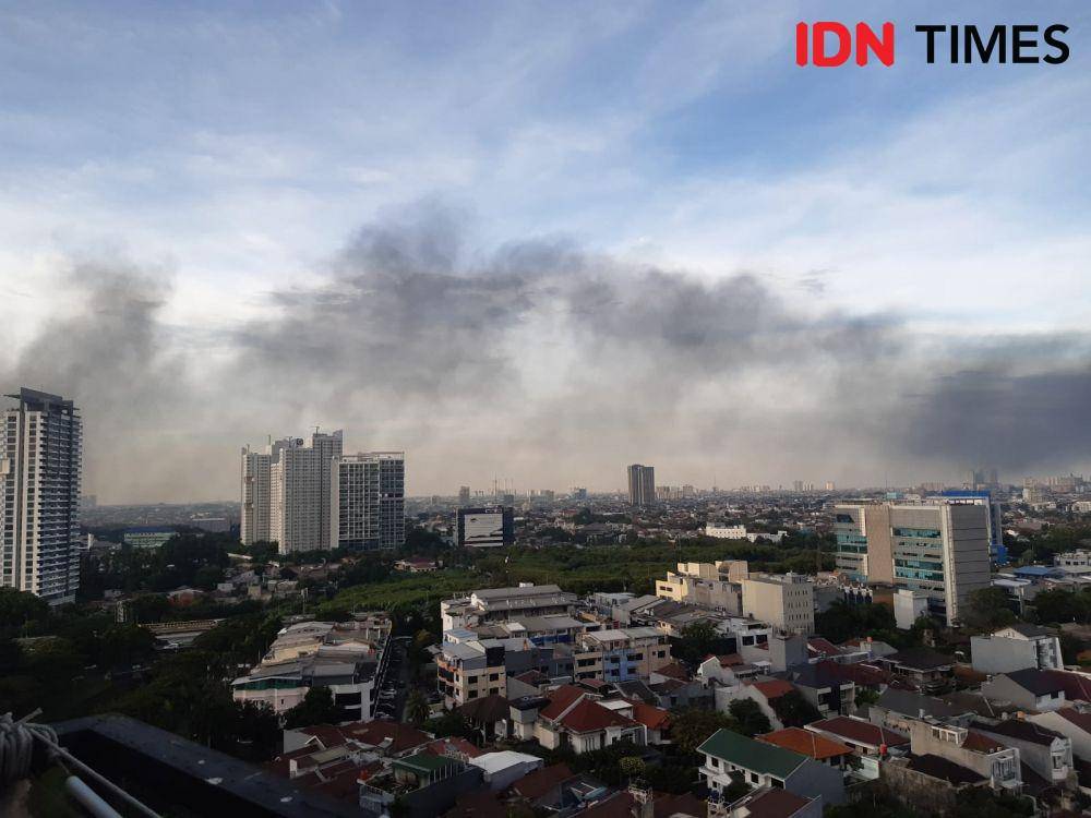 Kepulan asap dari kebakaran gudang di Meruya Utara, Jakbar, Senin (24/1/2022). (IDN Times/Anata Siregar)