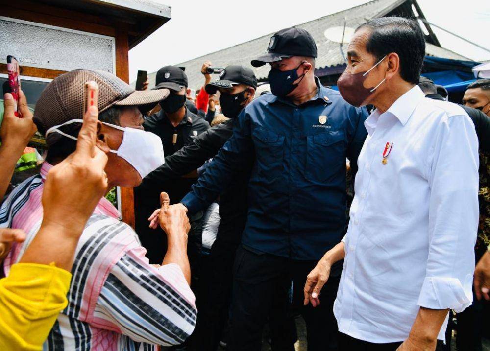 Presiden Jokowi bagikan bantuan langsung tunai di Pasar Baru Tanjung Enim. (dok. Biro Pers Kepresidenan)