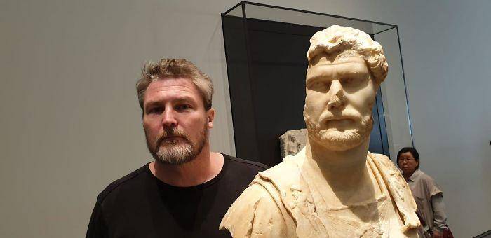 ketemu 'kembaran' di museum (reddit.com/menchon)