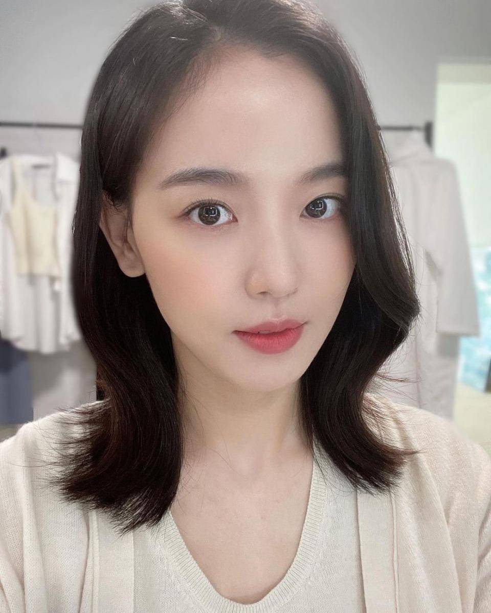 Kang Han Na (instagram.com/k_hanna_)