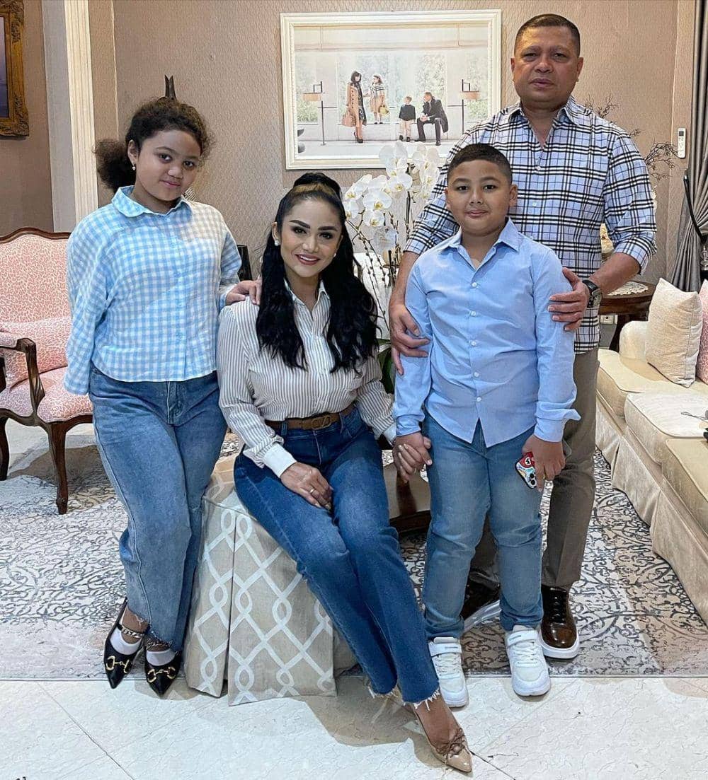 potret keluarga Krisdayanti (instagram.com/krisdayantilemos)