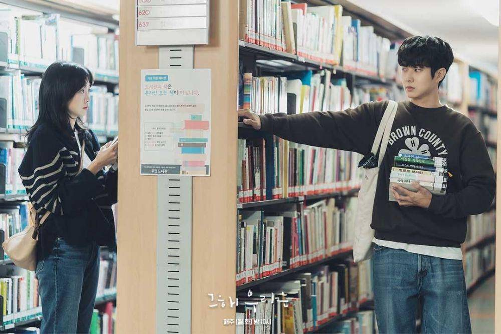 potret Choi Woo Shik dan Kim Da Mi dalam KDrama Our Beloved Summer (instagram.com/sbsdrama.official)