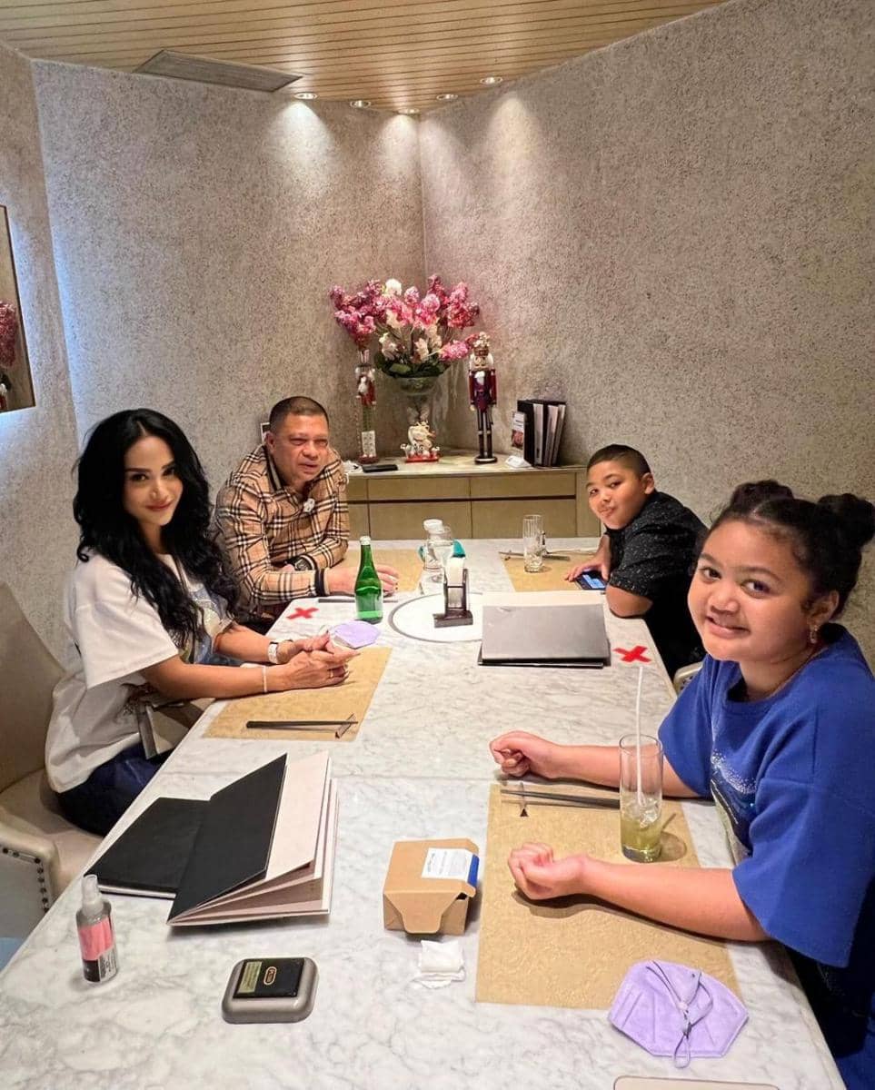 potret keluarga Krisdayanti (instagram.com/krisdayantilemos)