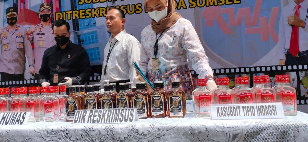 Pelaku penjualan miras di Plembang (IDN Times/istimewa)
