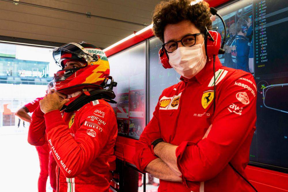 Carlos Sainz dan Mattia Binotto (f1i.com)