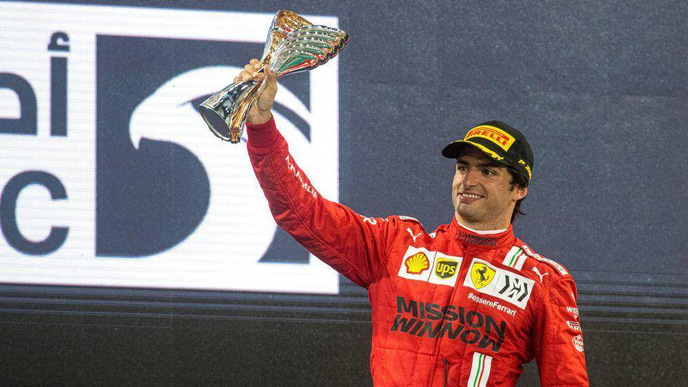 Carlos Sainz pada podium GP Abu Dhabi (formula1.com)