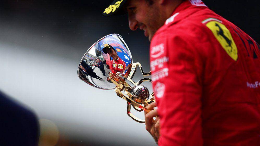Carlos Sainz pada podium GP Rusia (formula1.com)