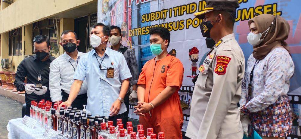 Pelaku penjualan Miras Palsu ditangkap oleh Polda Sumsel (IDN Times/istimewa)