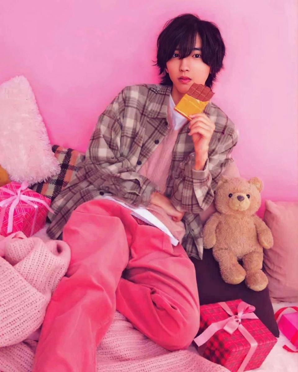 Gaya busana Shunsuke Michieda (twitter.com/hourlymicchi)