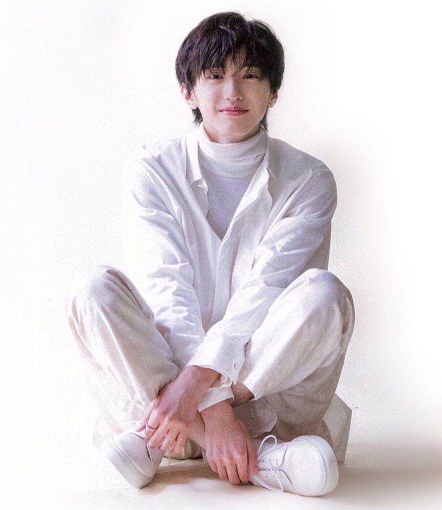 Gaya busana Shunsuke Michieda (twitter.com/hourlymicchi)