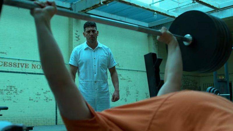 Frank Castle melihat Wilson Fisk melakukan bench press. (Dok. Marvel Television/Daredevil)