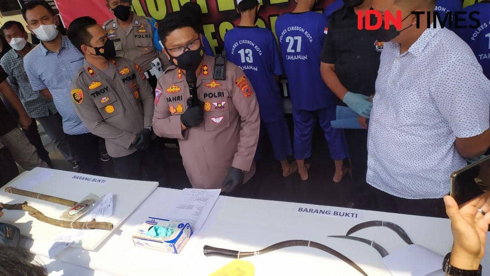 Barang bukti sejumlah senjata tajam diamankan petugas Polres Cirebon Kota. (IDN Times/Wildan Ibnu)