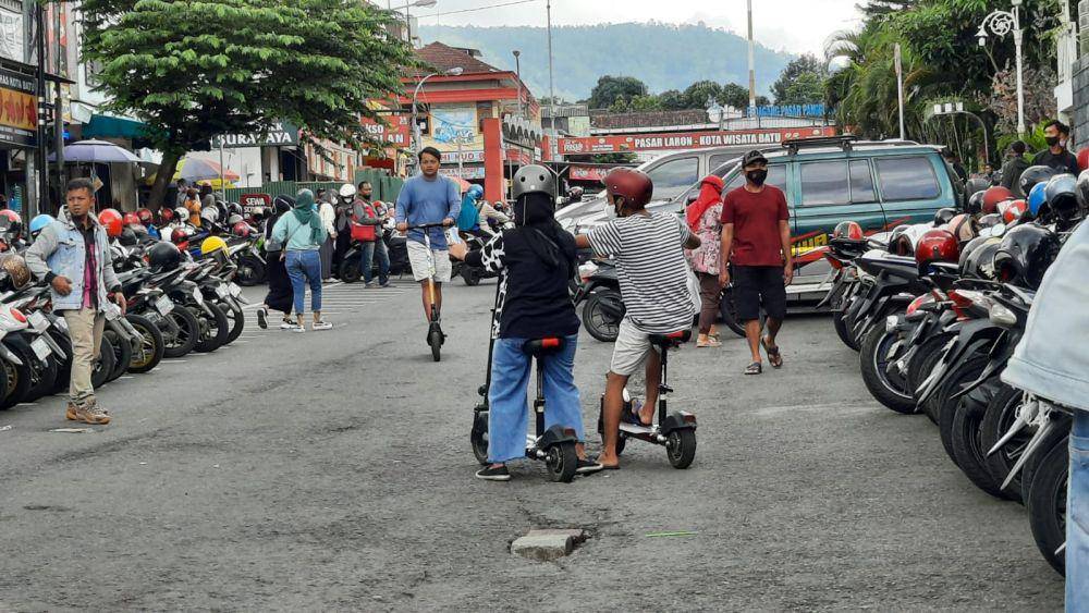 Naik skuter listrik di Alun-alun Kota Batu (Dok. Pribadi/Fatma Roisatin Nadhiroh)