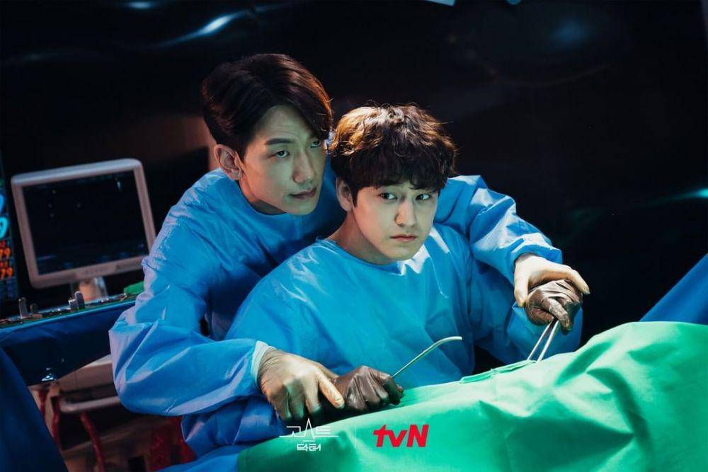 Rain dan Kim Bum di balik layar Ghost Doctor (instagram.com/tvn_drama)