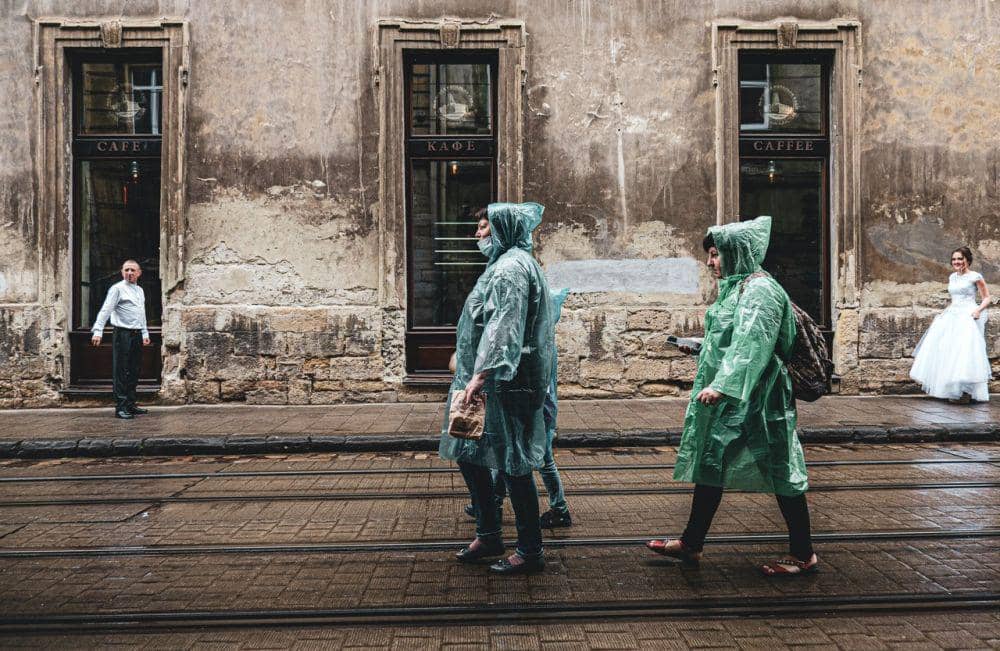 Seseorang sedang mengenakan jas hujan. (pexels.com/Alexander Zvir)