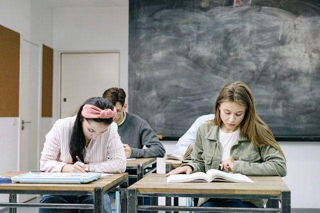 ilustrasi mahasiswa belajar di kelas (pexels.com/Ivan Samkov)