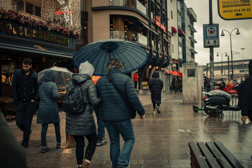 Beberapa orang sedang memegang payung. (pexels.com/Zeynep Sude EMEK)