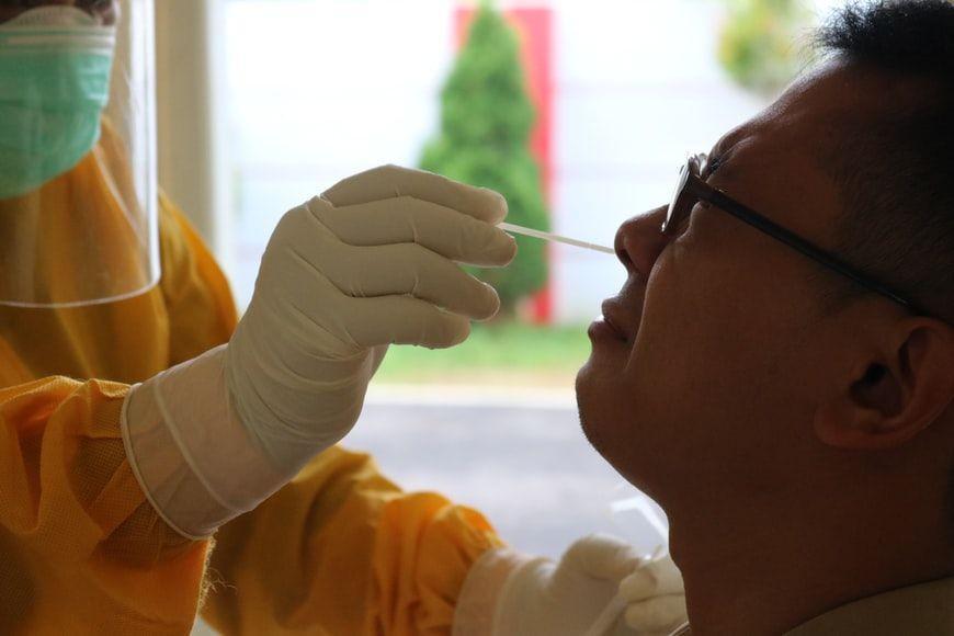 [CEK FAKTA] Tes Swab COVID-19 Bisa Picu Kanker Mulut?