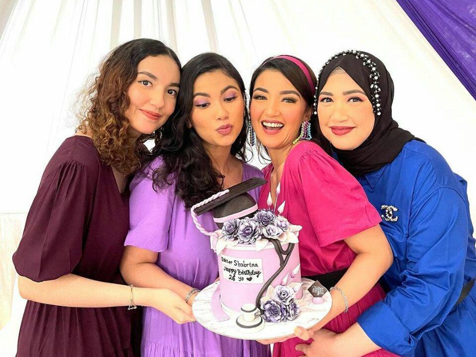 10 Artis Keturunan Arab yang Dikenal Akrab dengan Saudara Kandung