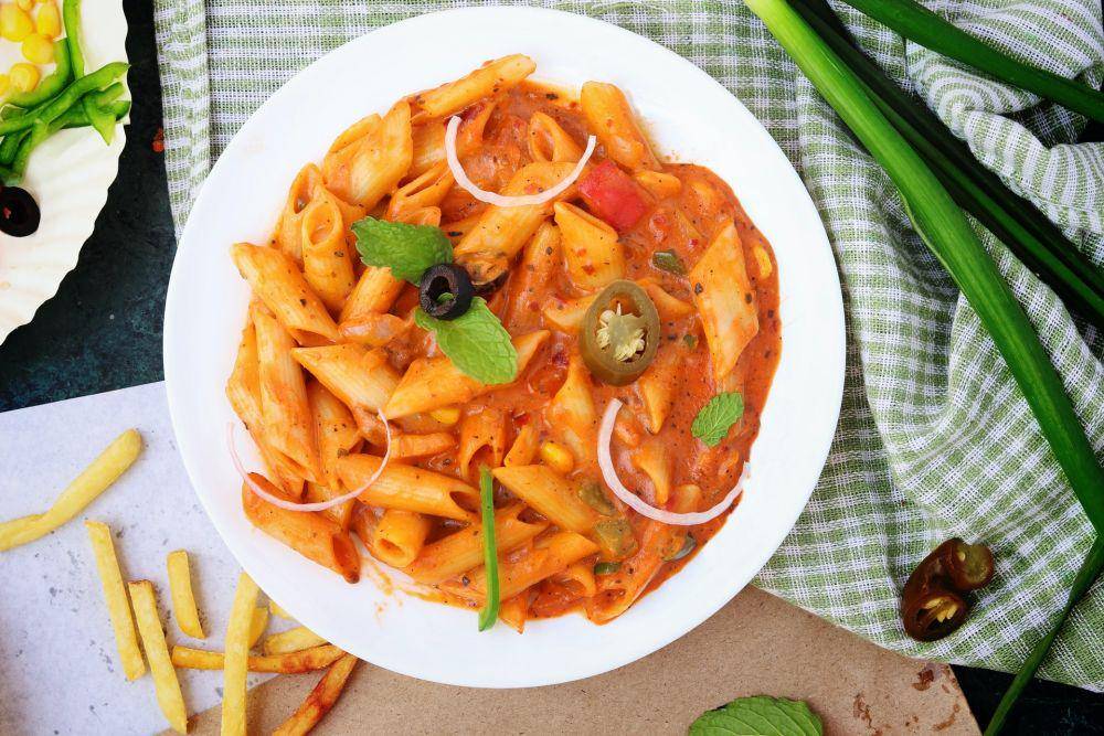 ilustrasi hidangan pasta makaroni ayam (unsplash.com/Pixzolo Photography)
