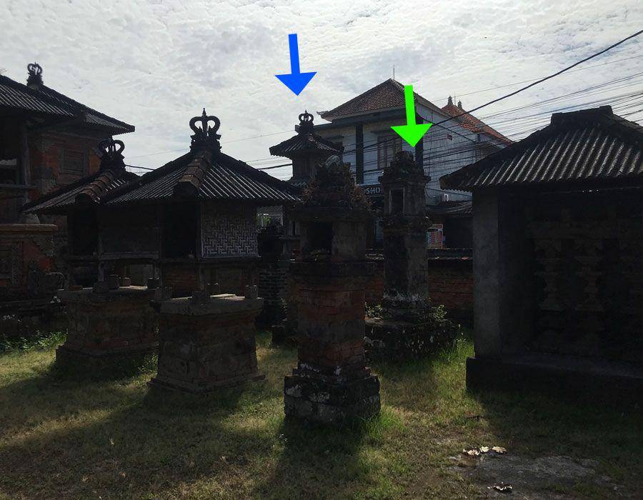 Pelinggih  Memedi (panah hijau) dan Pelinggih Wong Samar (panah merah). (dok. pribadi/Ari Budiadnyana)