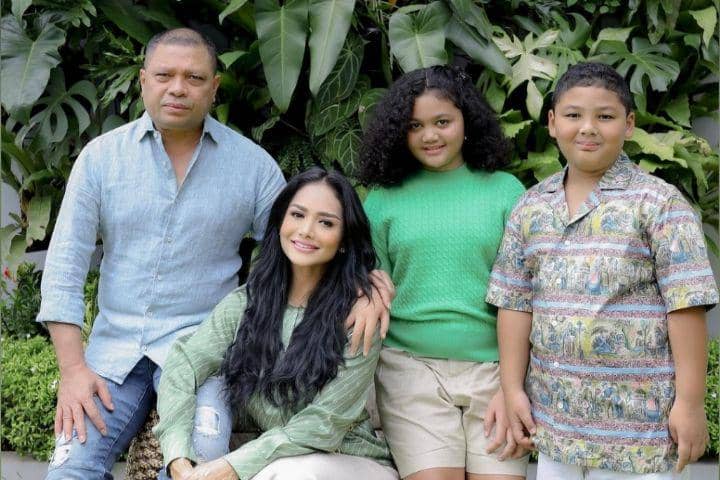 Penuh Keceriaan, 10 Potret Keluarga Krisdayanti yang Kompak Berempat