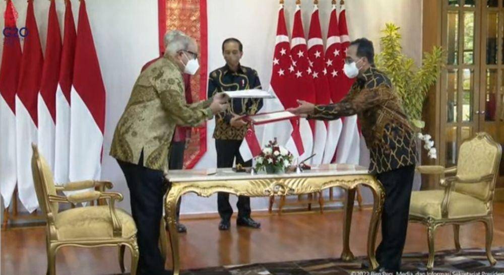 Penandatanganan kesepakatan Flight Information Region (FIR) wilayah Natuna dari Singapura ke Indonesia (Tangkapan layar YouTube Sekretariat Presiden)