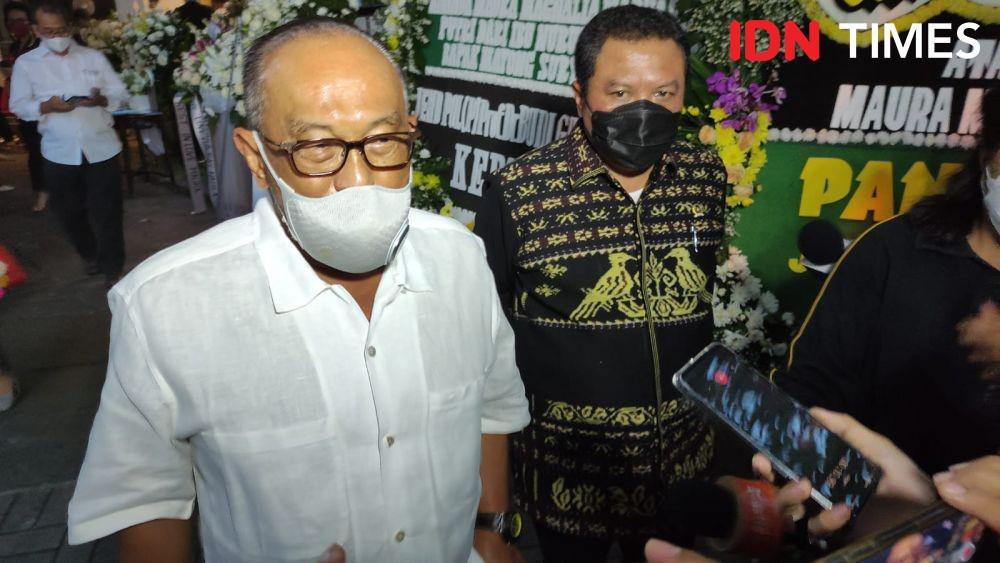 [BREAKING] Datang Melayat, Aburizal Bakrie Doakan Almarhumah Anak Nurul Arifin
