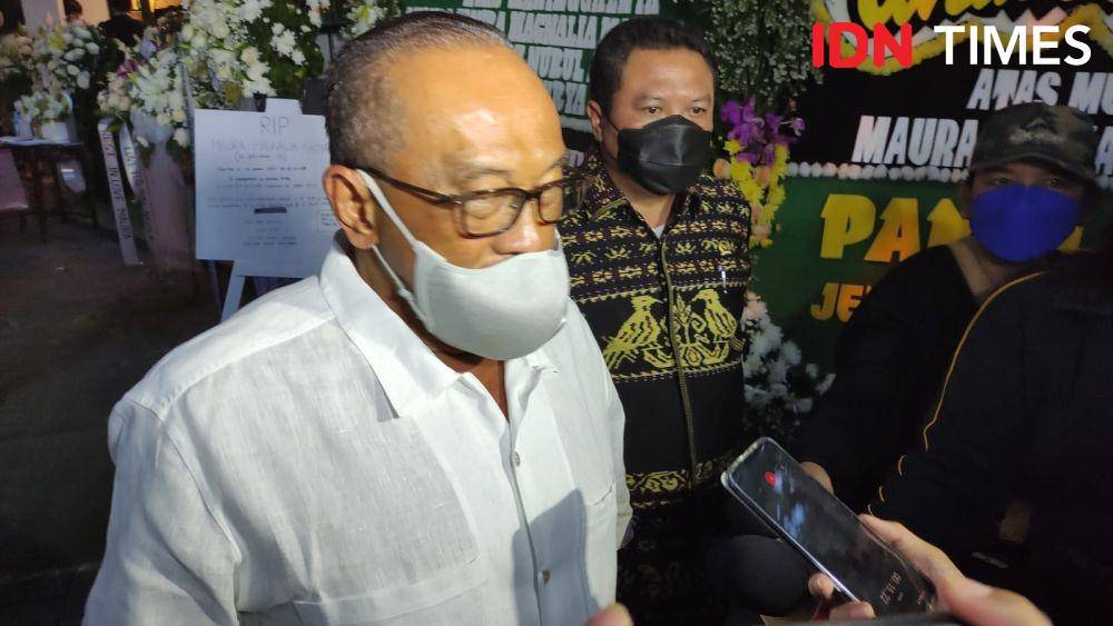 Ketua Dewan Pembina Partai Golkar Aburizal Bakrie datang melayat ke rumah duka Putri artis senior dan Wakil Ketua Umum Partai Golkar Nurul Arifin, Maura Magnalia Madyaratri. (IDN Times/Helmi Shemi)