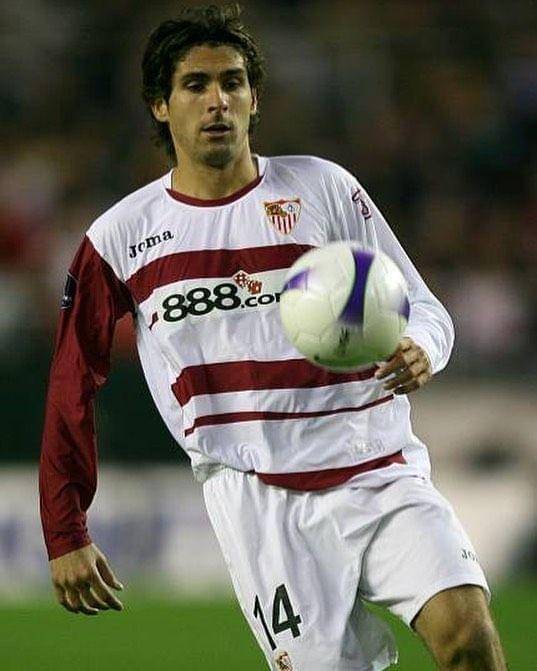 Julien Escude tampil berkostum Sevilla. (instagram.com/escudeofficiel)