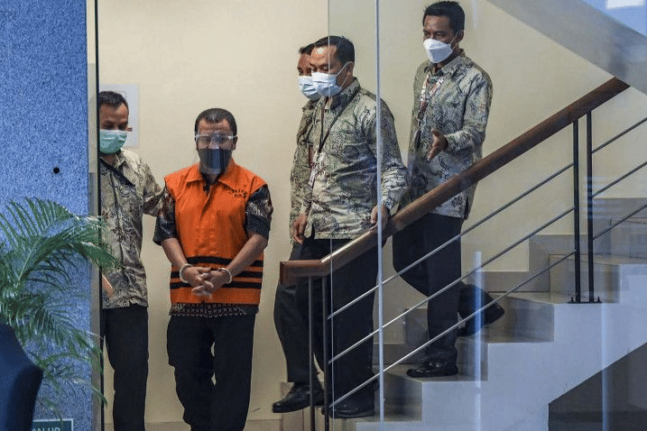 Tersangka Fungsional Pemeriksa Pajak pada Kanwil DJP Jawa Barat II Alfred Simanjuntak (kedua kiri) meninggalkan Gedung KPK Merah Putih usai ditetapkan sewbagai tersangka, di Jakarta, Senin (27/12/2021). (ANTARA FOTO/Galih Pradipta)