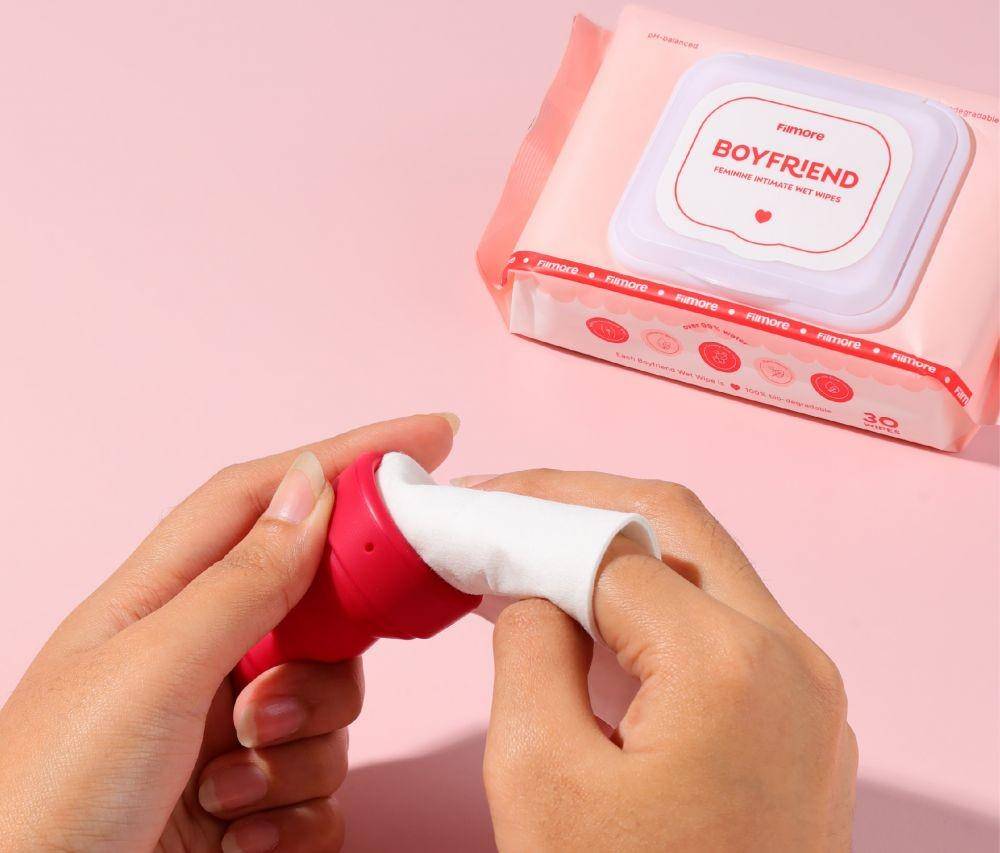 Penggunaan tisu basah Boyfriend untuk membersihkan Girlfriend menstrual cup. (Dok. Filmore)