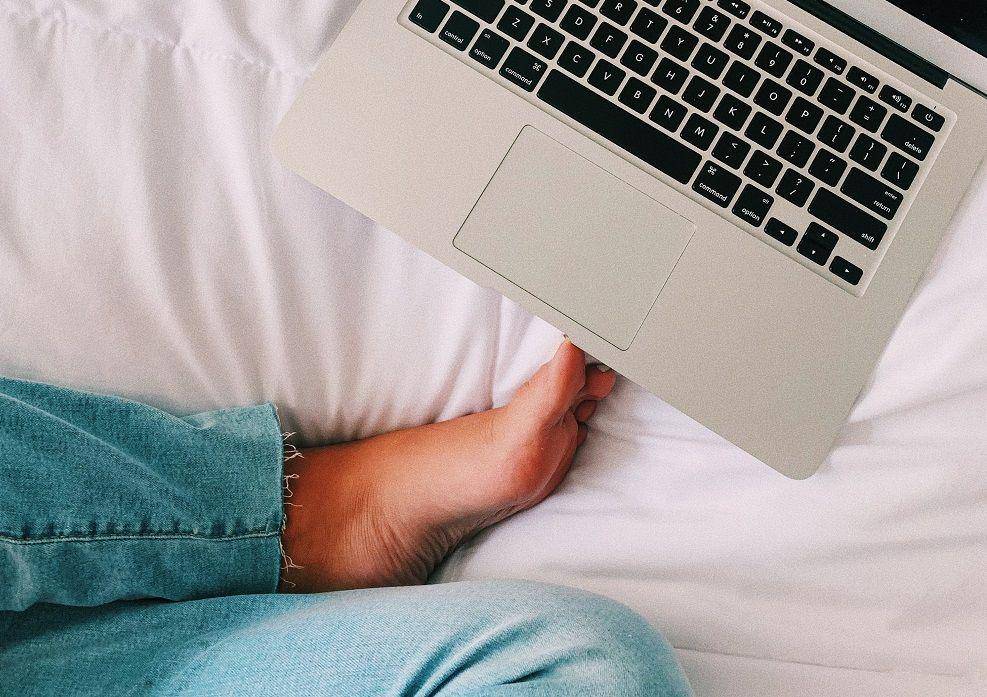 ilustrasi leptop di atas tempat tidur (unsplash.com/Fabiola Peñalba)