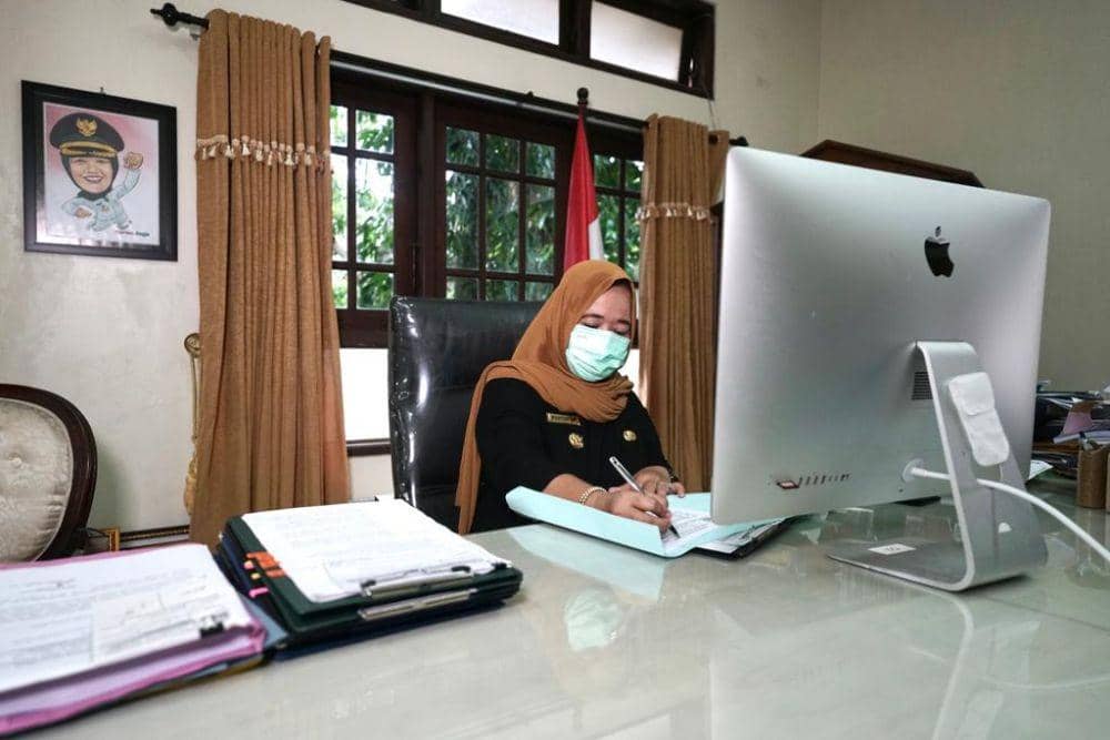 Bupati Sleman, Kustini Sri Purnomo saat memimpin rapat jarak jauh. Dok: Humas Sleman