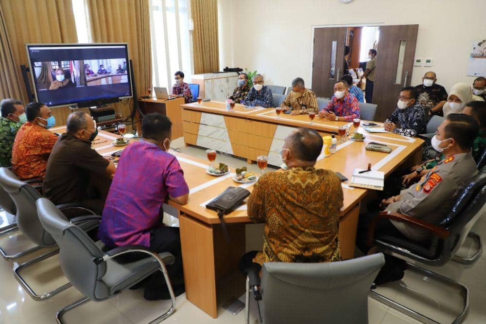 Meski Positif COVID-19, Bupati Sleman Tetap Pimpin Rapat