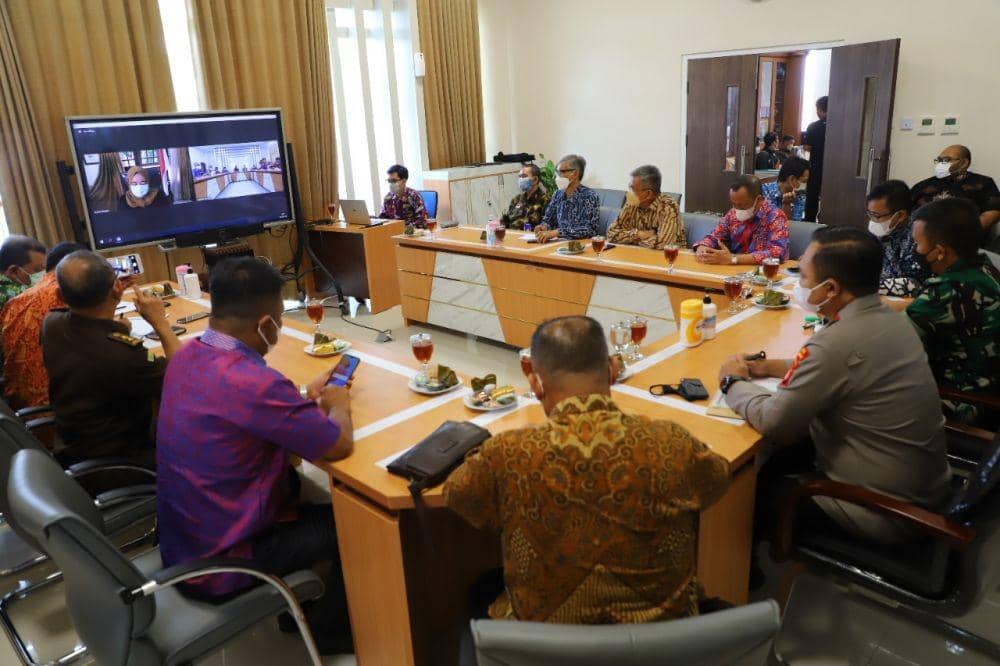 Bupati Sleman, Kustini Sri Purnomo saat memimpin rapat jarak jauh. Dok: Humas Sleman