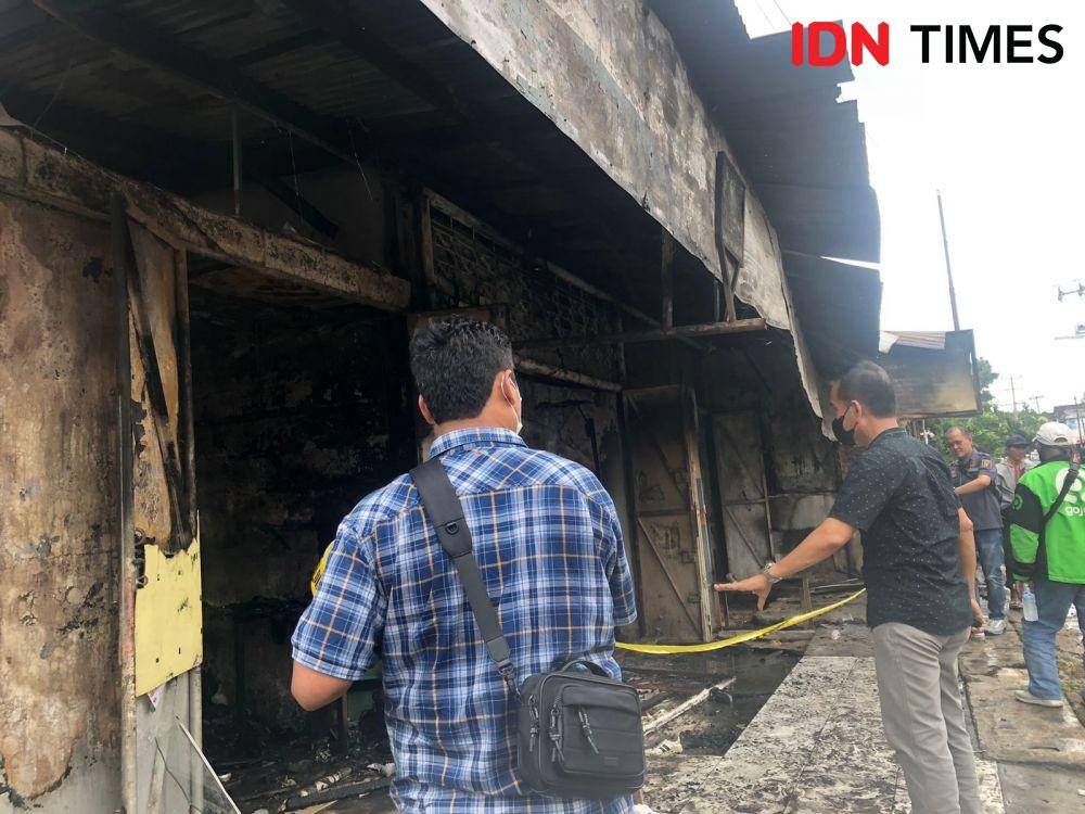 Kebakaran kios di kawasan Simpang Bombat Palembang (IDN Times/Rangga Erfizal)