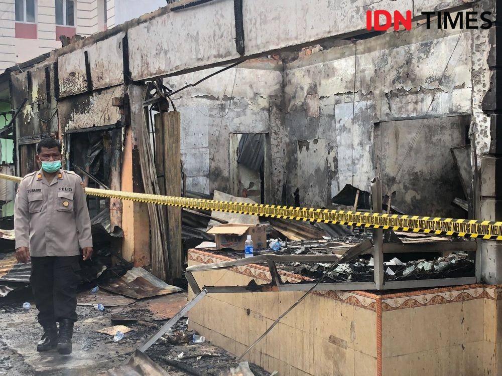 Kebakaran kios di kawasan Simpang Bombat Palembang (IDN Times/Rangga Erfizal)