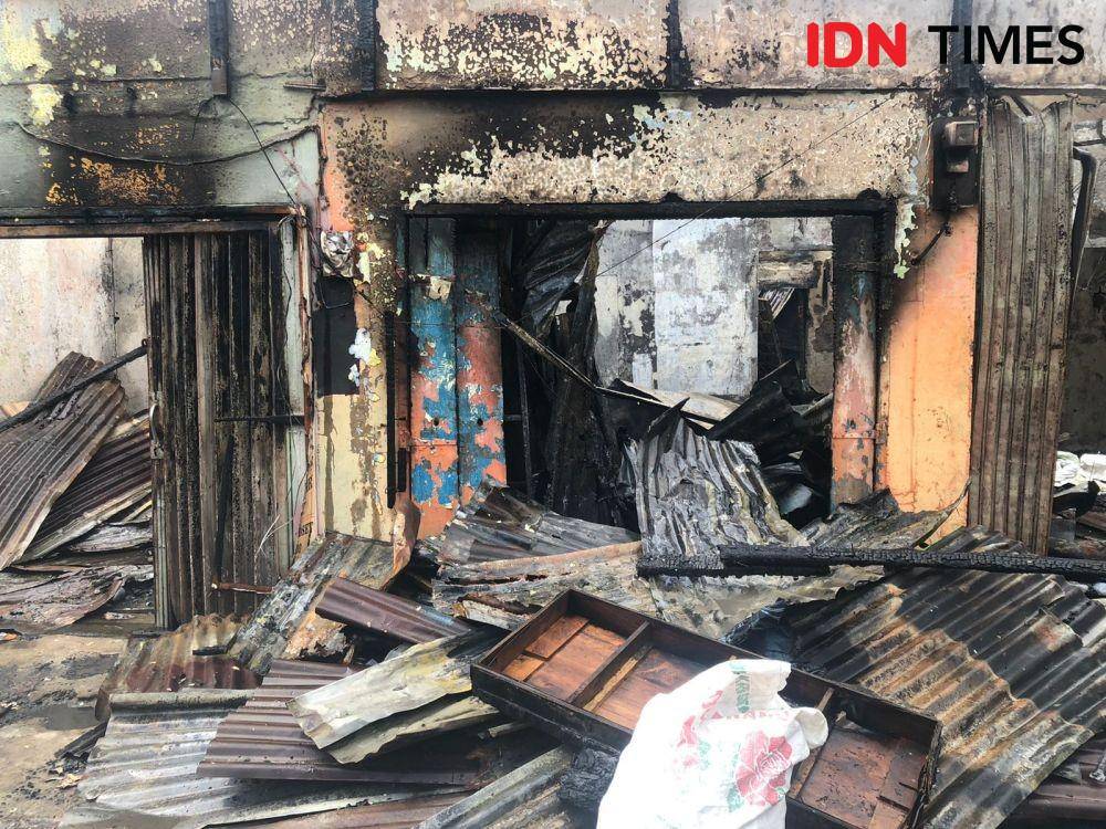 Kebakaran kios di kawasan Simpang Bombat Palembang (IDN Times/Rangga Erfizal)