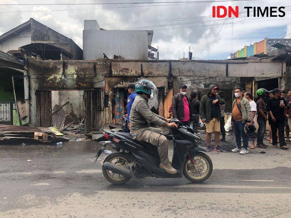 Kebakaran kios di kawasan Simpang Bombat Palembang (IDN Times/Rangga Erfizal)