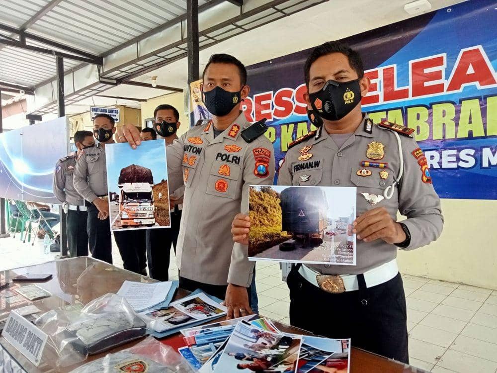 Kapolres Madiun AKBP Anton Prasetyo (kiri) menunjukkan foto di lokasi kejadian tabrak lari. IDN Times/Nofika Dian Nugroho