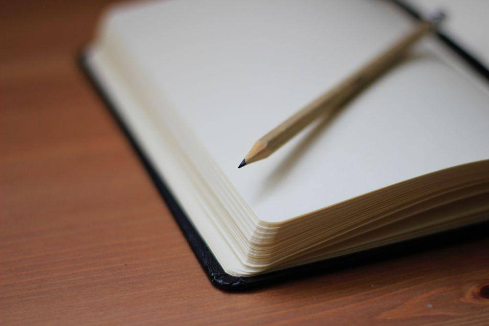 ilustrasi pensil dan buku (unsplash.com/Jan Kahánek)