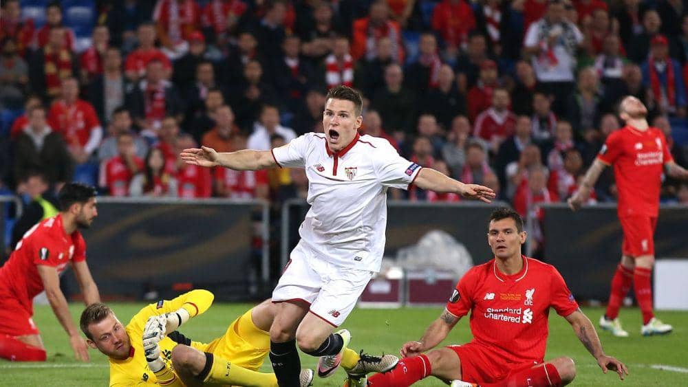 Kevin Gameiro melakukan selebrasi usai mencetak gol ke gawang Liverpool di final Europa League 2015/2016. (skysports.com)