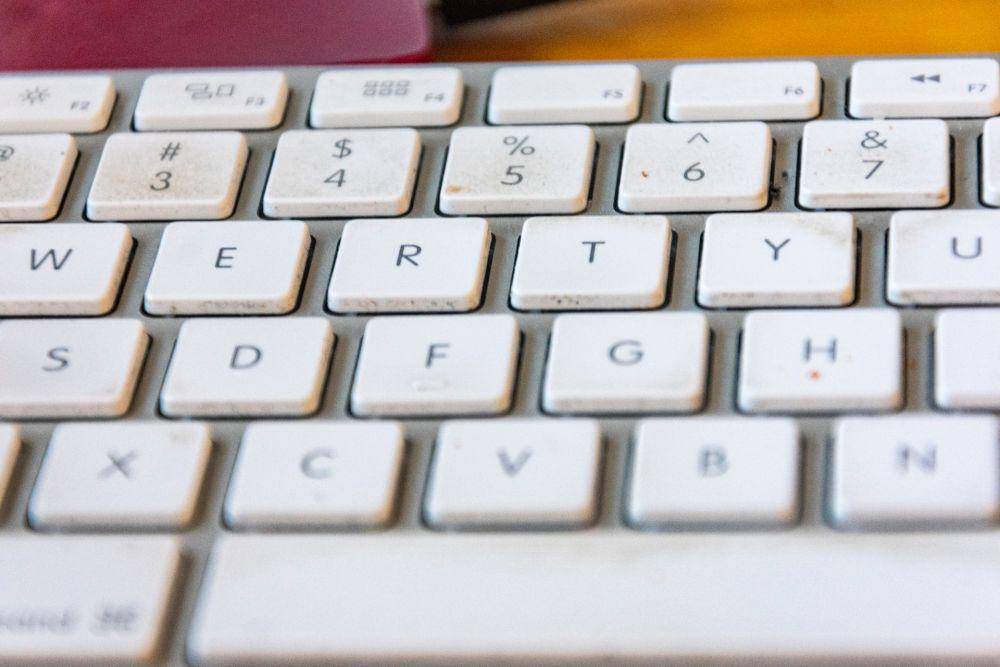 ilustrasi keyboard yang kotor (unsplash.com/Kieran Somerville)