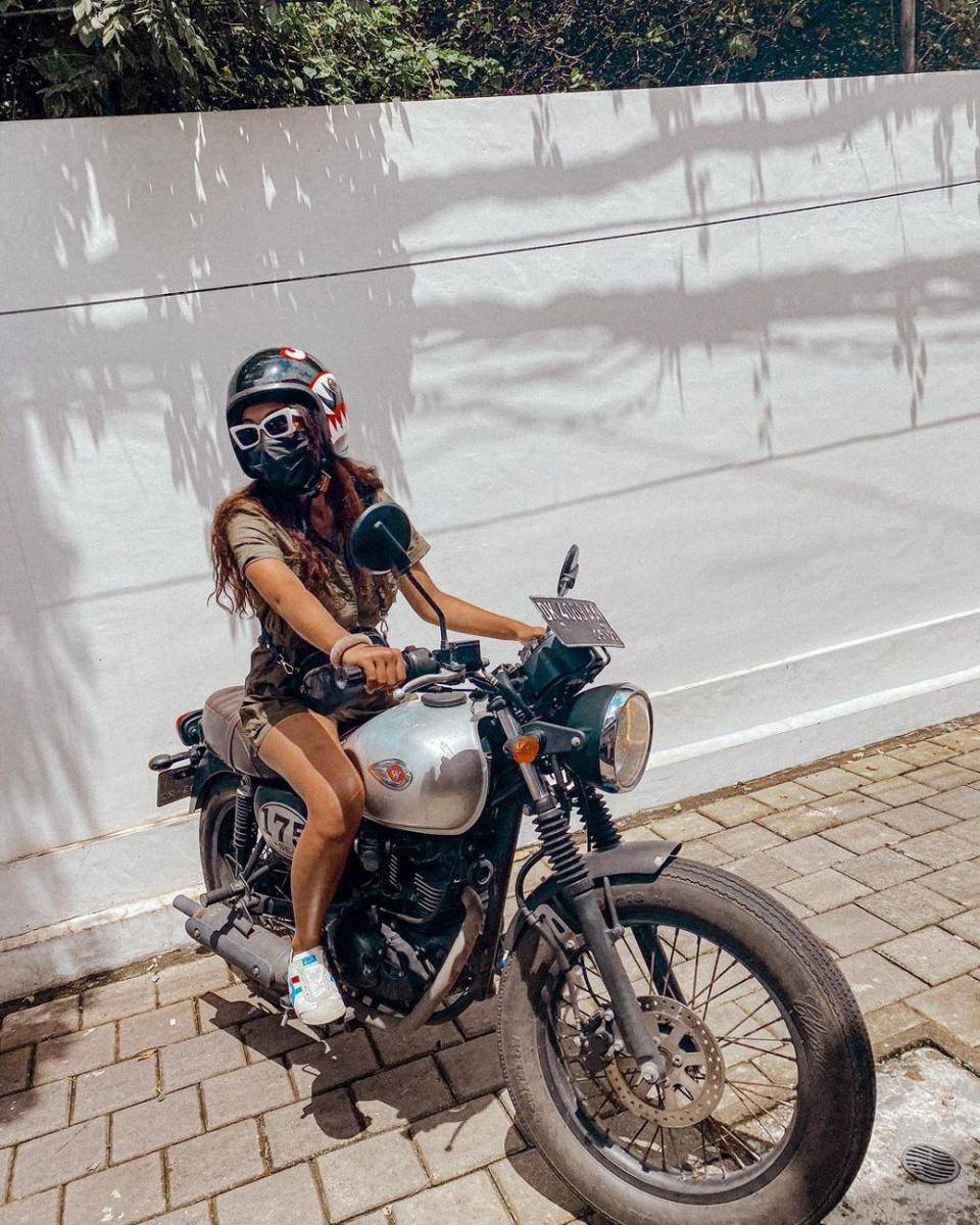 Novia Bachmid mengendarai motor gede. (instagram.com/noviabachmid)