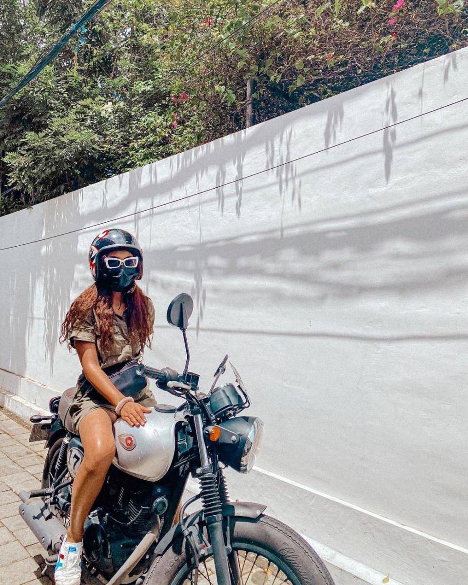 Novia Bachmid mengendarai motor gede. (instagram.com/noviabachmid)